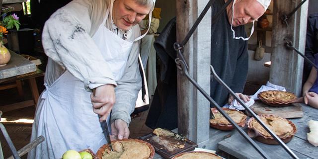 Archeon Culinair middeleeuwse bakker.jpg